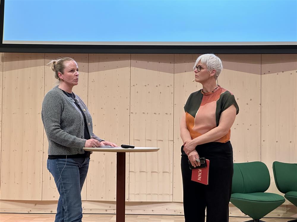 Styringsgruppeleder Linda Dalseg Høvik i samltae med Synnøve Nes - Klikk for stort bilde