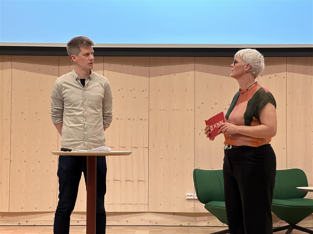 Martin Melland står rakrygget å besvarer spørsmål fra Synnøve Nes - Klikk for stort bilde