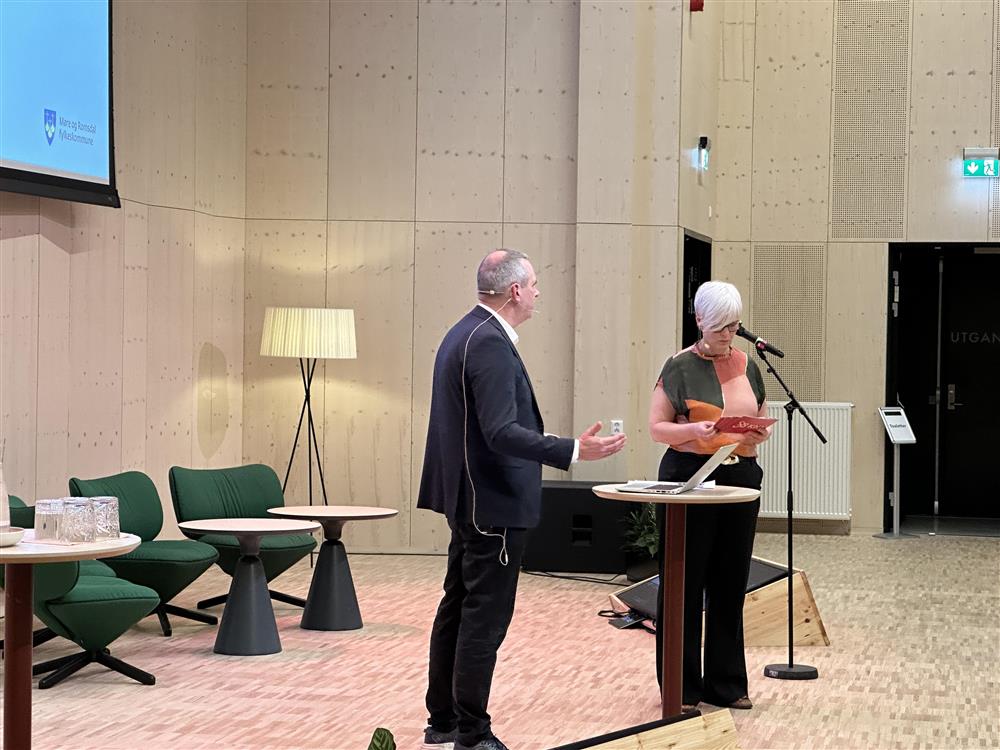 Stig Helle-Tautra presenterer utviklingen av kollektivtilbudet - Klikk for stort bilde