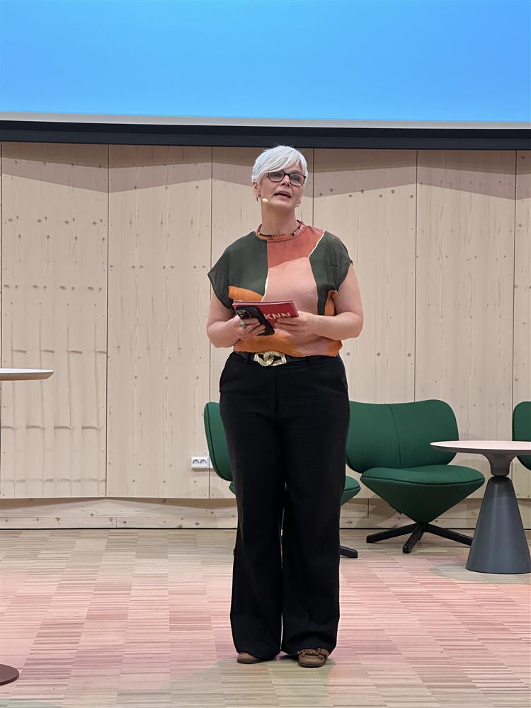 Konferansier Synnøve Nes fra KNN - Klikk for stort bilde