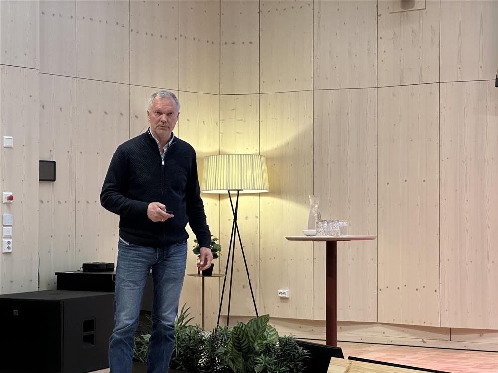 Halgeir Brudeseth snakker og viser med peker - Klikk for stort bilde