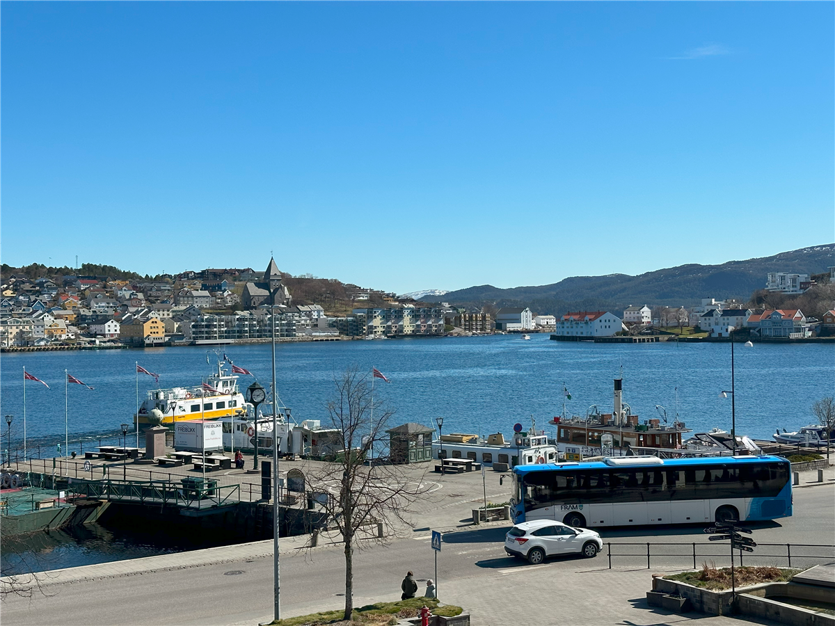 Sundbåten legger fra Piren og en buss svinger av Kaibakken - Klikk for stort bilde